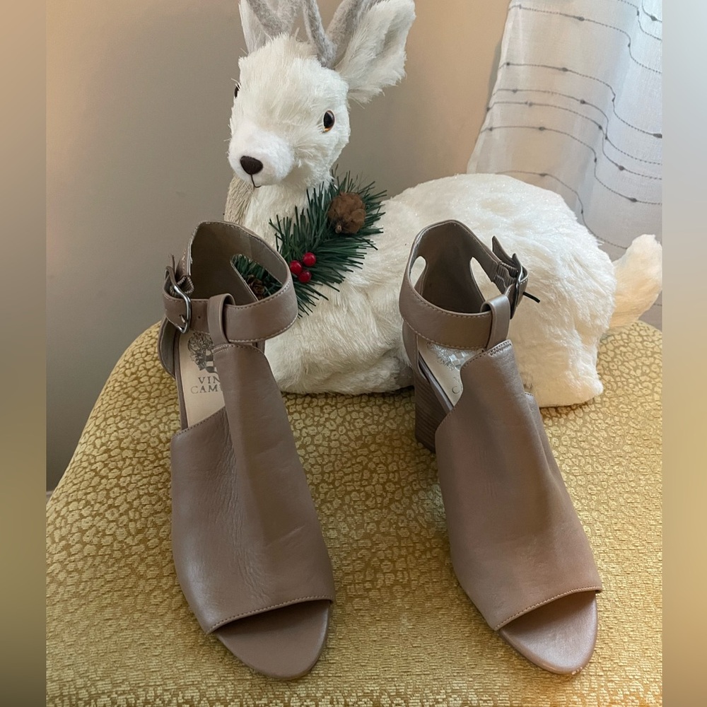 Vince Camuto Woman’s Leather shoes in size 7.5 NWOT beautiful 4” unique heel